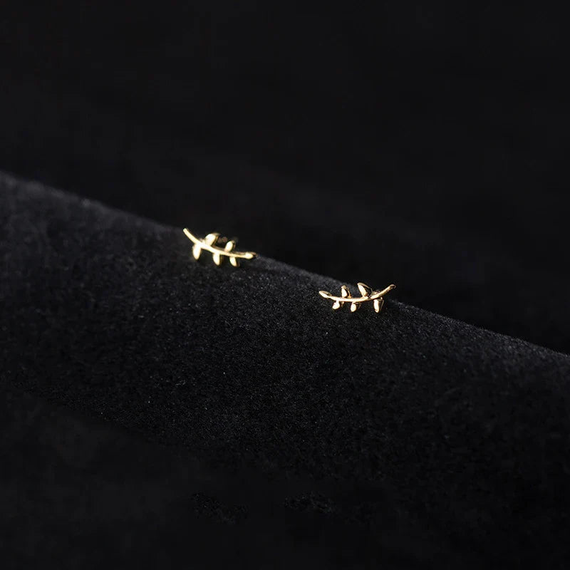 WANTME 925 Sterling Silver Fashion Cute Romantic Leaf Small Stud Earrings for Women Simple Party Piercing Jewelry Accessories