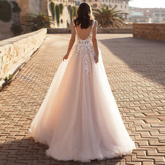 White Bridesmaid Dresses: V-neck Sleeveless Wedding Dress Applique Tulle A-line