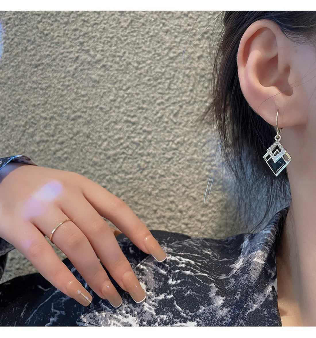 2024 Trending Black Rhinestone Statement Earrings for Women Korean Gold Color Buckle Pendants Hanging Designer Earrings Jewelry