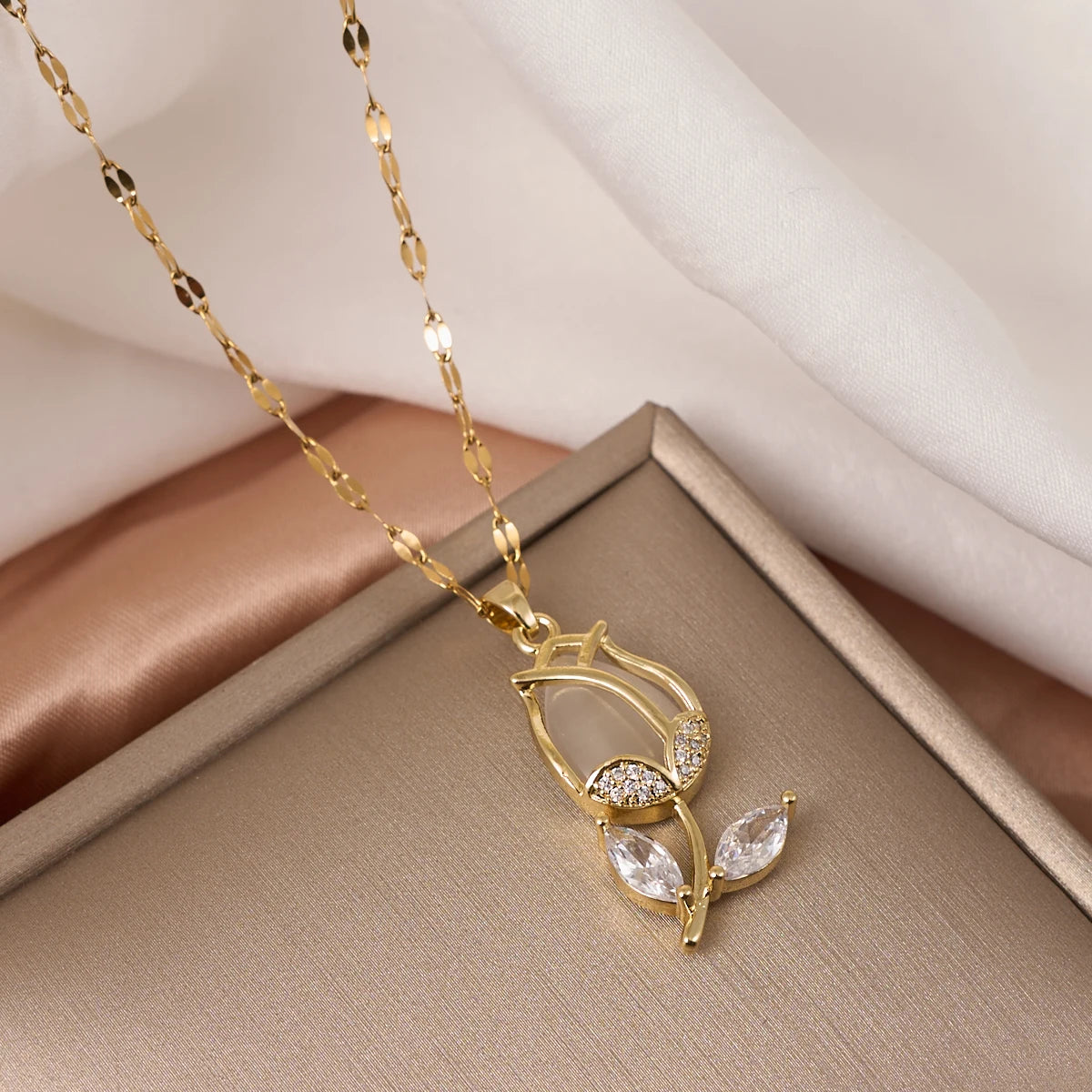 Style Micro-paved Rhinestone Opal Rose Pendant Necklace, A Perfect Gift for Girls