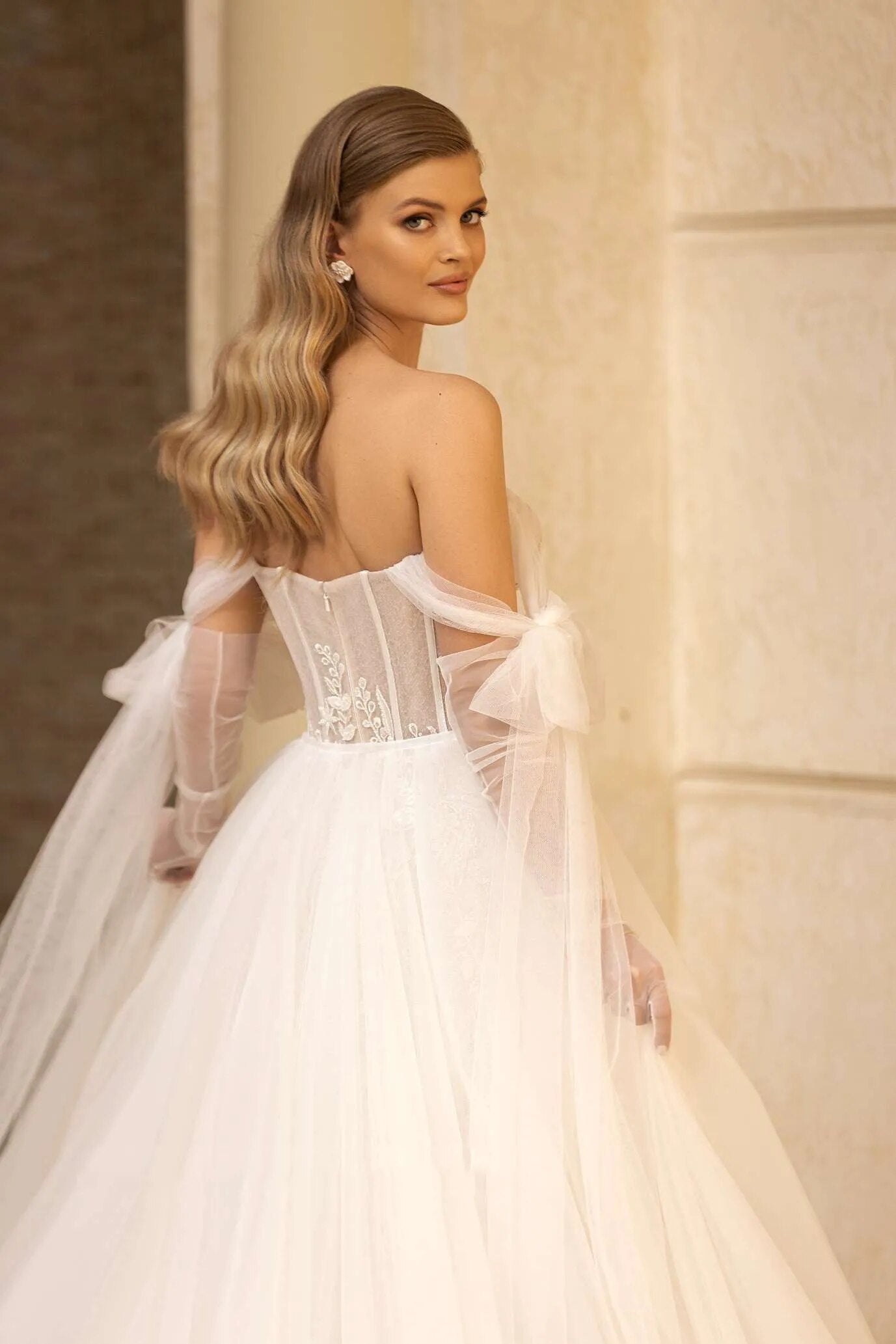 White Bridesmaid Dresses: Strapless Detachable Sleeves Lace Appliques V-Neck