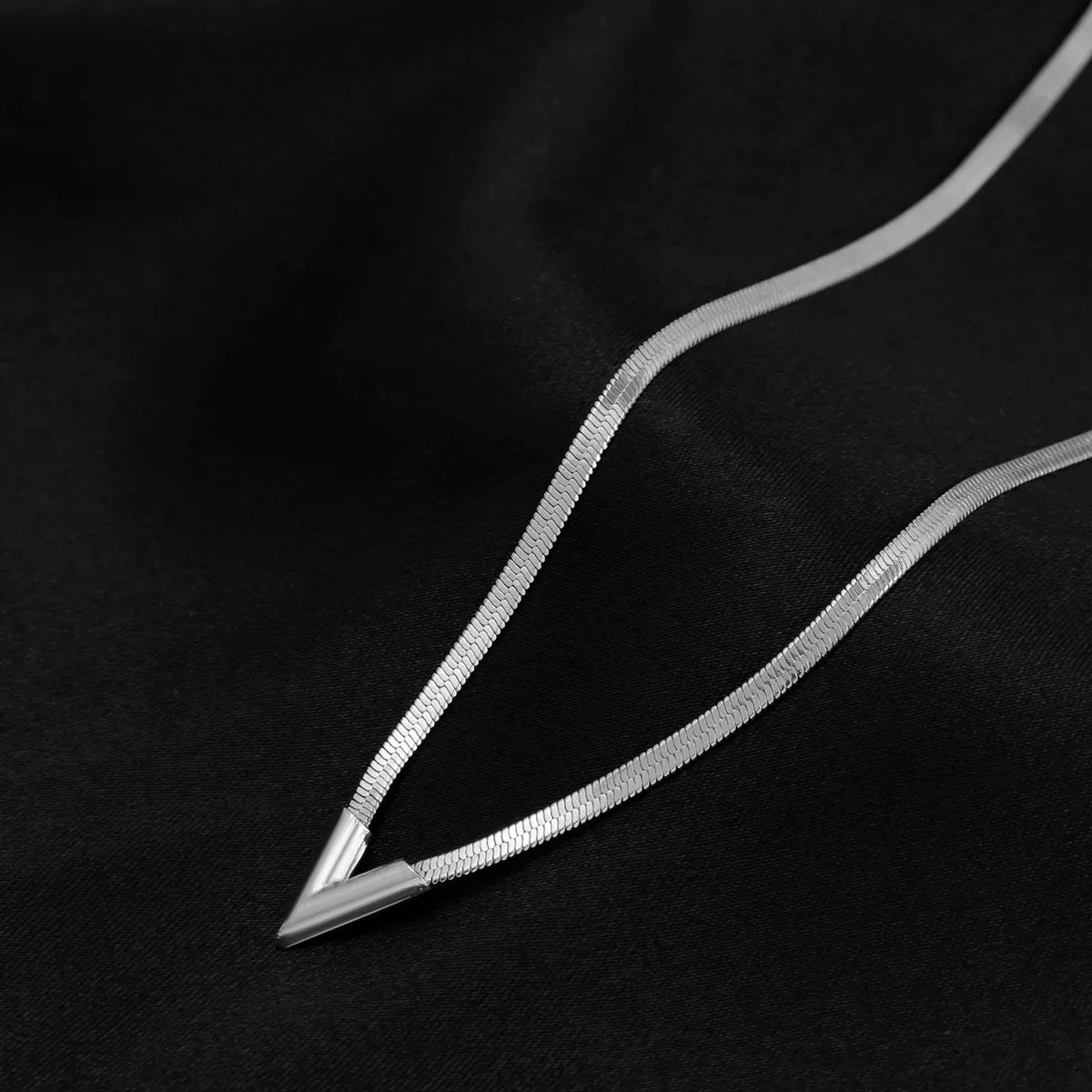 Salircon Fashion Simple Flat Snake Clavicle Chain Necklace Men Creative V Shape Pendant Choker Party Jewelry Accessories Gifts