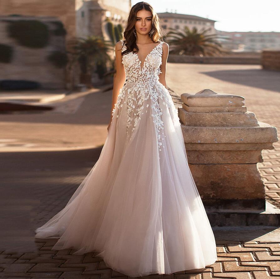 White Bridesmaid Dresses: V-neck Sleeveless Wedding Dress Applique Tulle A-line