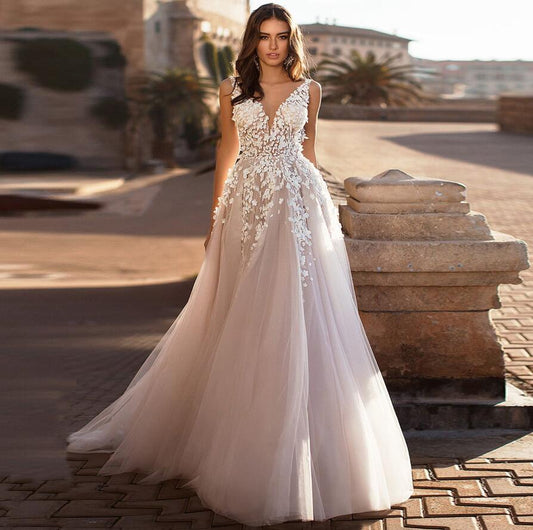White Bridesmaid Dresses: V-neck Sleeveless Wedding Dress Applique Tulle A-line