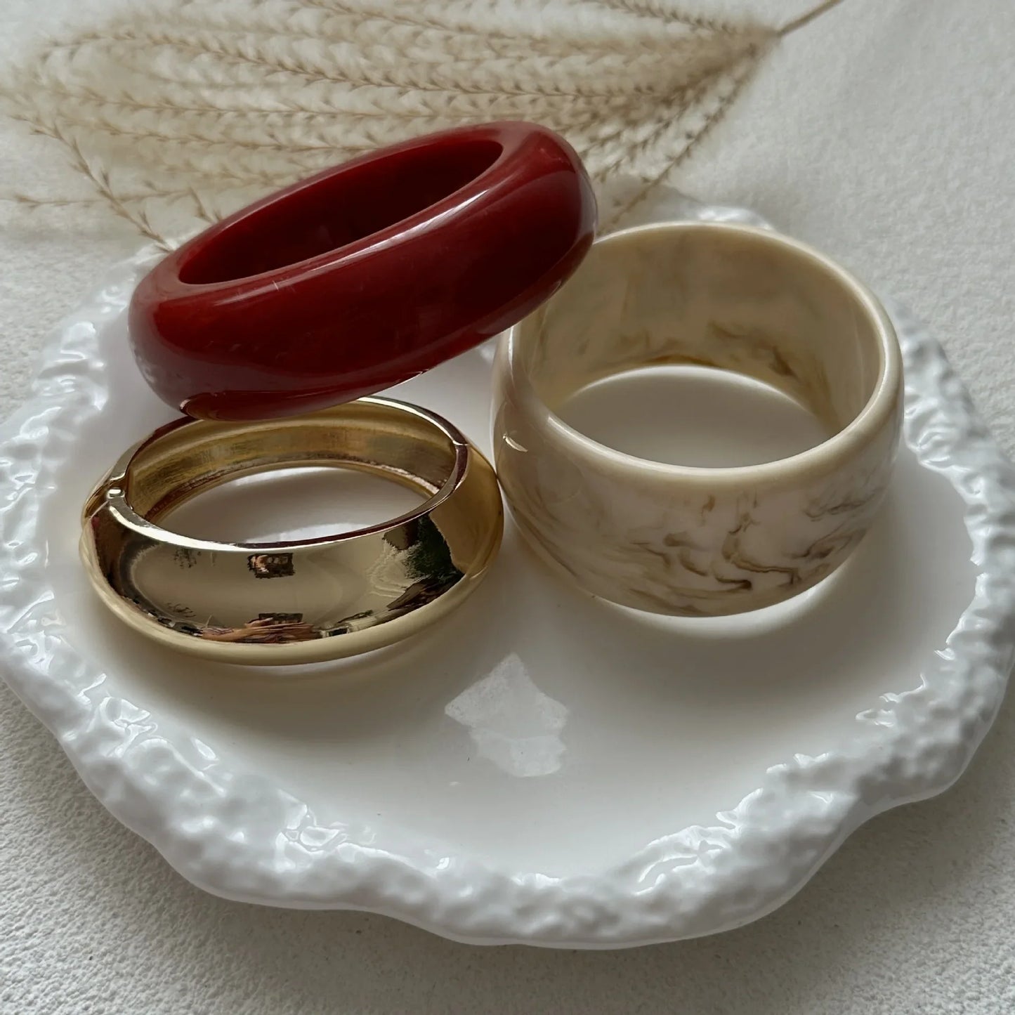 Boho Red Beige Acrylic Resin Chunky Bangles for Women on Hand Goth Geometric Charm Wide Hip Hop Metal Cuff Bangles Men Jewelry