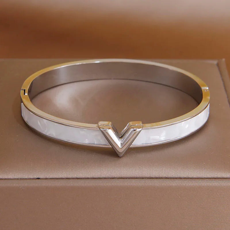 Classic Stainless Steel letter V Bangles for Women Luxury Zirconia Flower Star Bracelets Rust-proof Wrist Jewelry Gift Party