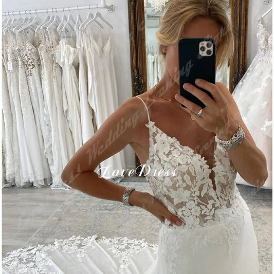 White Bridesmaid Dresses: V Neck Wedding Dresses Lace Appliques Backless A-Line