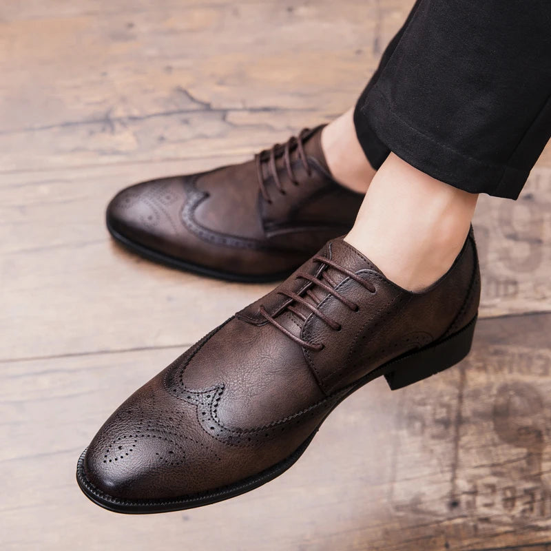 2022 Brogue Formal Shoes Men Dress Leather Shoes Fashion Men Flats Shoes Genuine Retro Pointed Toe Oxford Male Footwear Zapatos