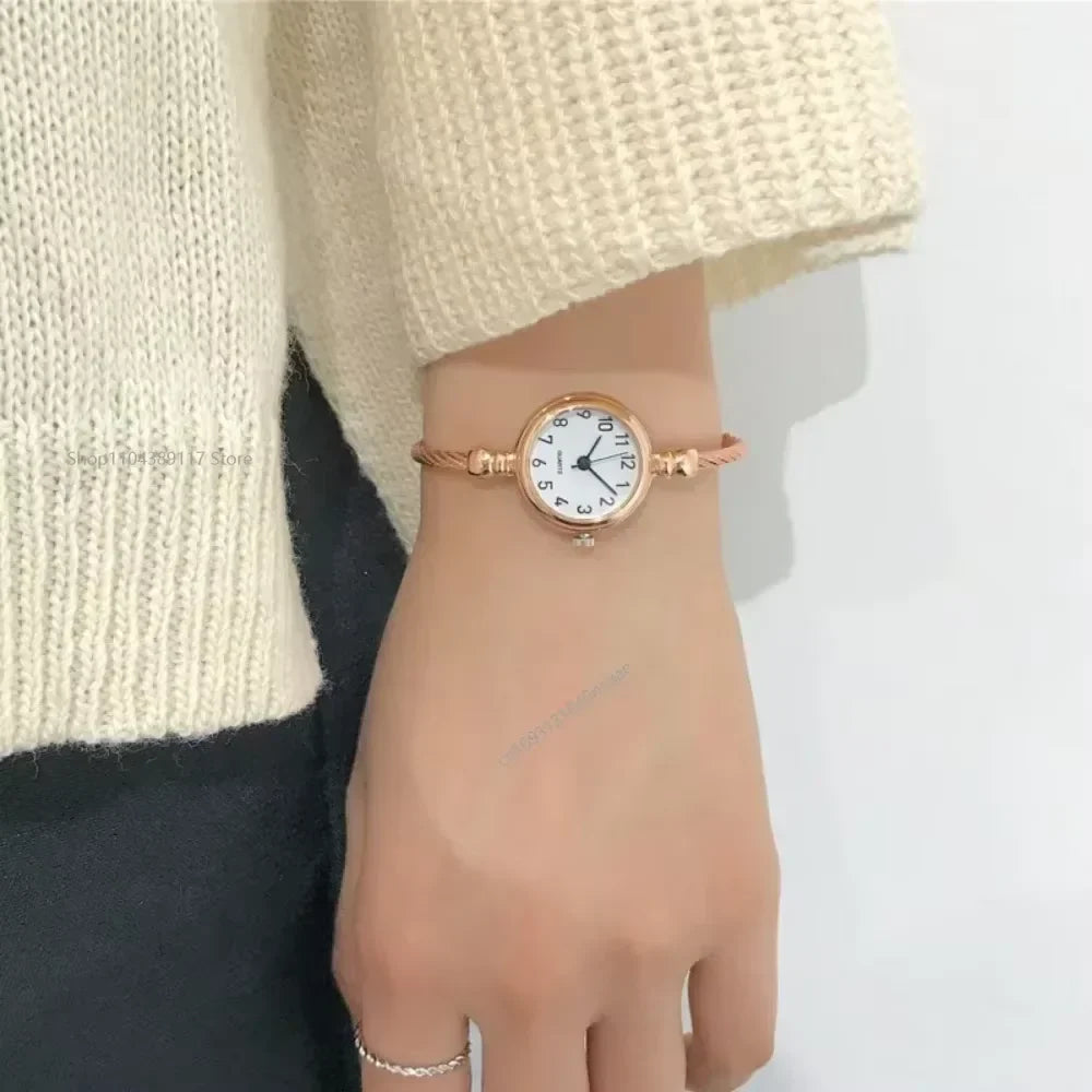 Fashion Women's Wristwatch Gold Bracelet Small Dial Elegant Watch New Cute Women Steel Bracelet Watch Quartz Wristwatch