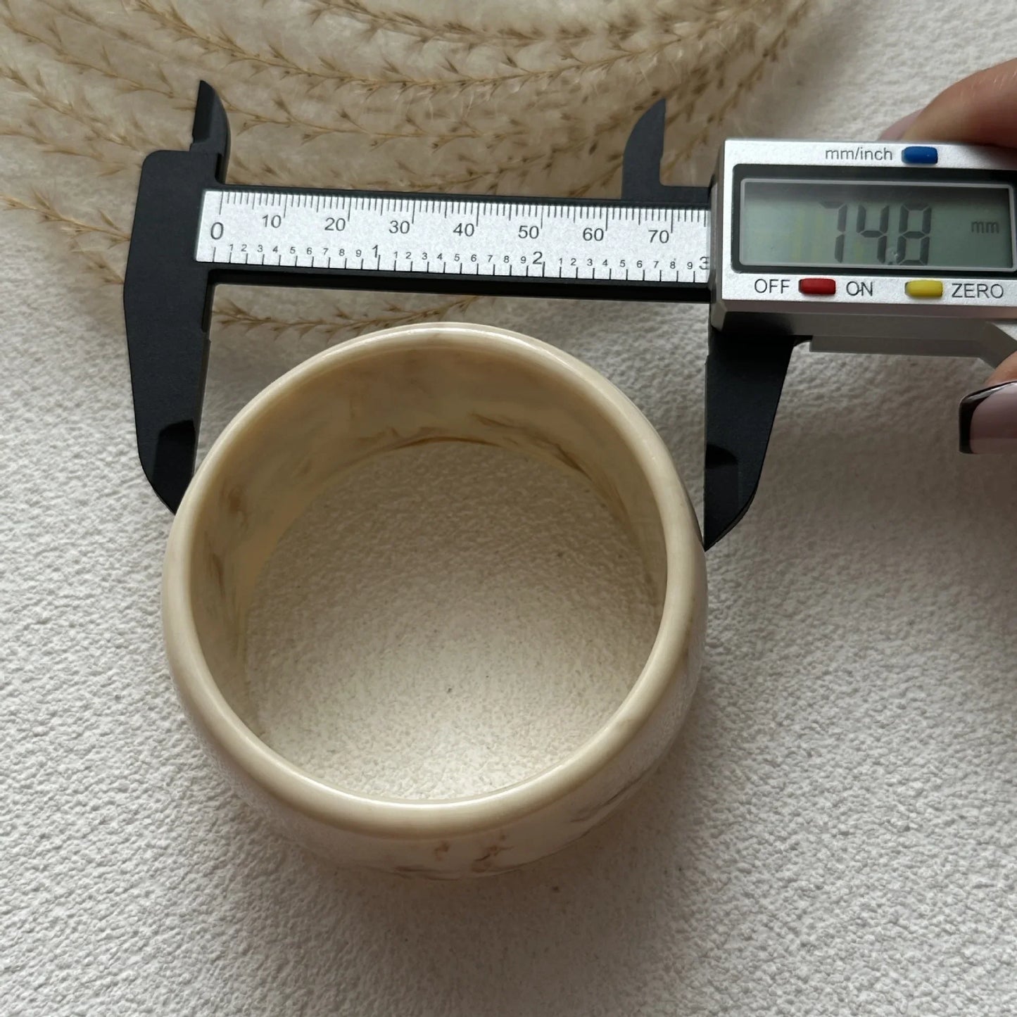 Boho Red Beige Acrylic Resin Chunky Bangles for Women on Hand Goth Geometric Charm Wide Hip Hop Metal Cuff Bangles Men Jewelry