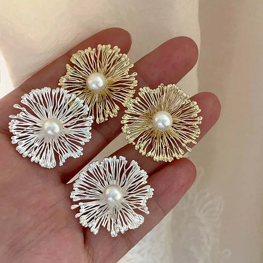 Exaggerated Metal Flowers Pearl Stud Earrings For Women Fashion Gold Color Hollow Round Temperament Earrings Jewelry Party Gifts