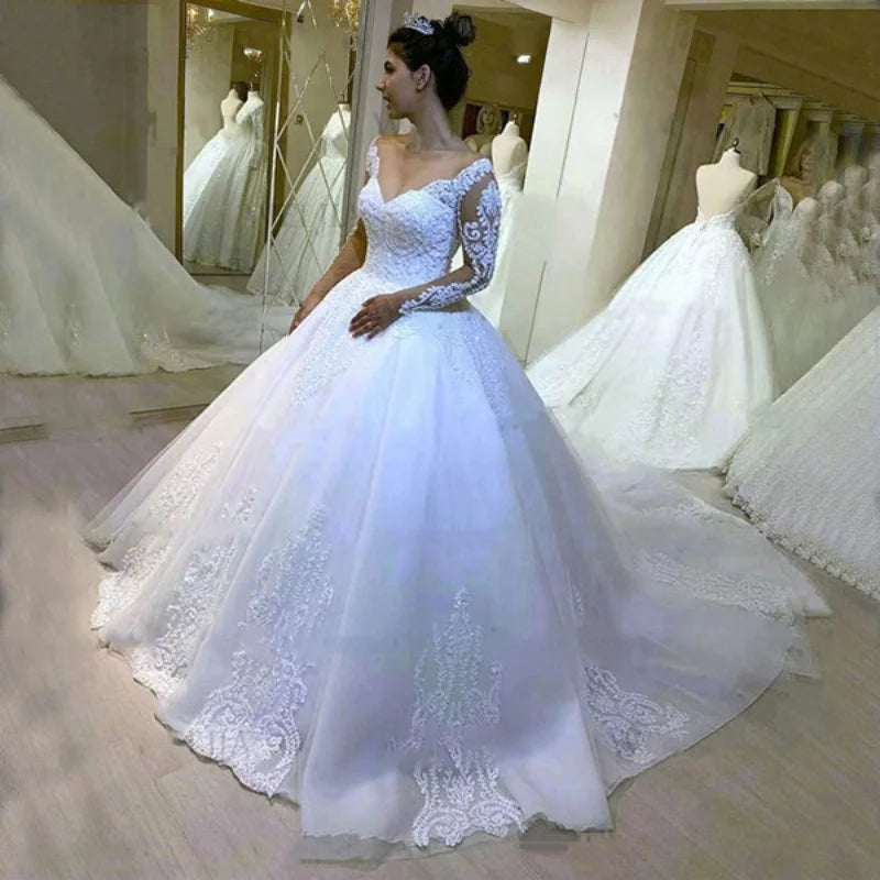 White Bridesmaid Dresses: Wedding Dress Ball Gown V Neck Appliques Full Sleeve