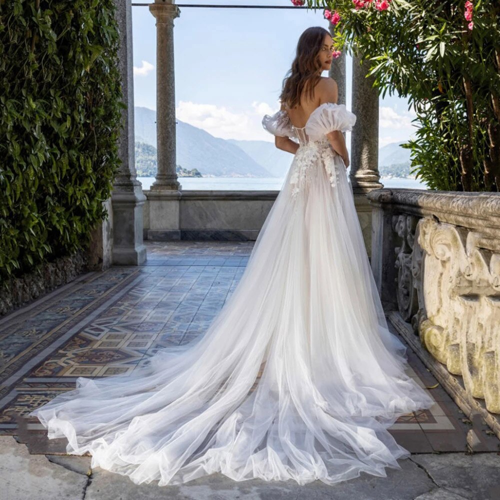 White Bridesmaid Dresses: Wedding Dress Sweetheart Short Puffy Sleeves Bridal Gown