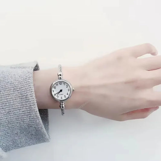 Fashion Women's Wristwatch Gold Bracelet Small Dial Elegant Watch New Cute Women Steel Bracelet Watch Quartz Wristwatch