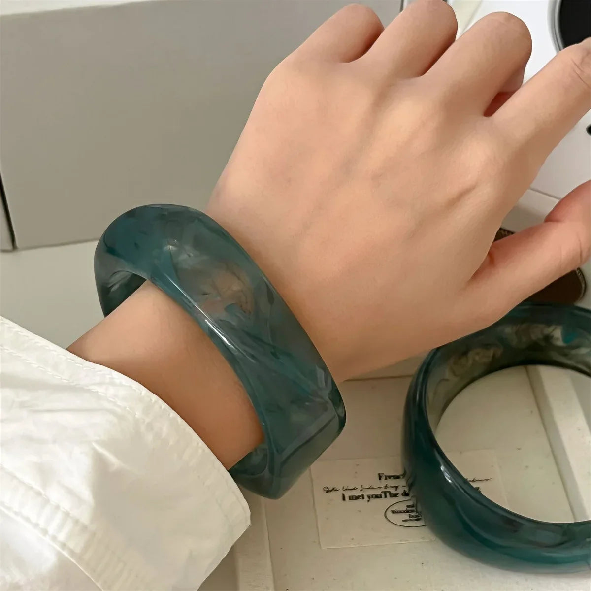 Exaggerated Polygonal Translucent Crude Thick Bangles for Women Retro Design Acrylic Charm Bracelet Ladies Fashion Jewelry Gifts