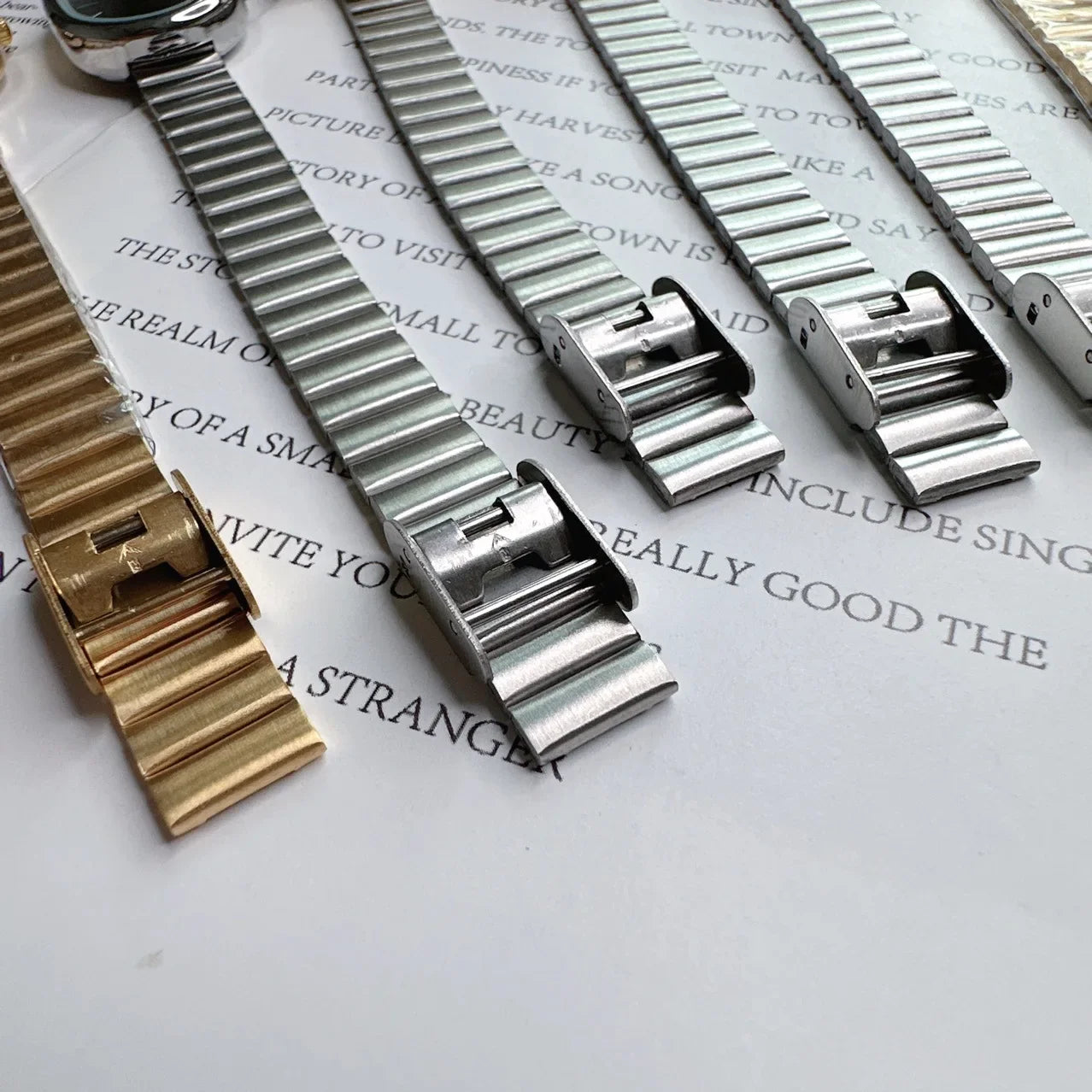 New Women's Watch Simple Chain oval dial Compact Korean Version Versatile Clothing Female Fashion Quartz Wristwatches