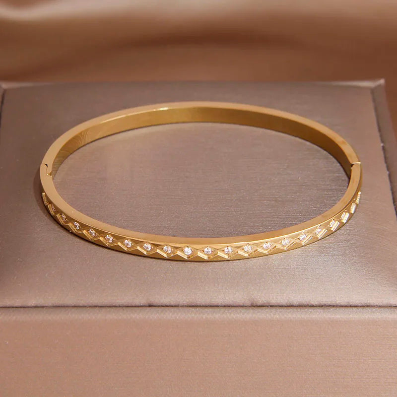 Classic Stainless Steel letter V Bangles for Women Luxury Zirconia Flower Star Bracelets Rust-proof Wrist Jewelry Gift Party