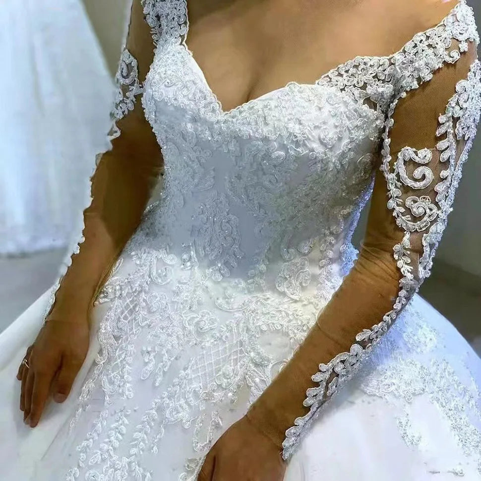 White Bridesmaid Dresses: Wedding Dress Ball Gown V Neck Appliques Full Sleeve