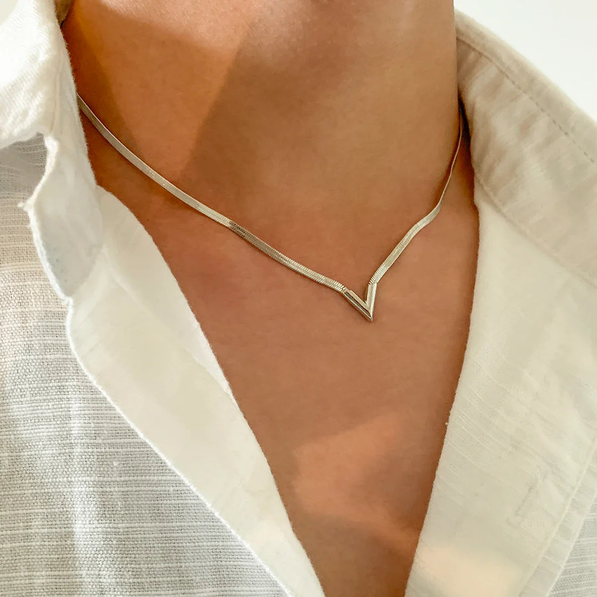 Salircon Fashion Simple Flat Snake Clavicle Chain Necklace Men Creative V Shape Pendant Choker Party Jewelry Accessories Gifts