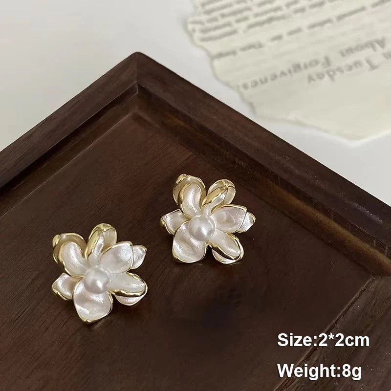 Pure White Women's Dangle Earrings Blooming Flower Acrylic Enamel Butterfly Imitation Pearl Heart Hanging Earrings Elegant brinc