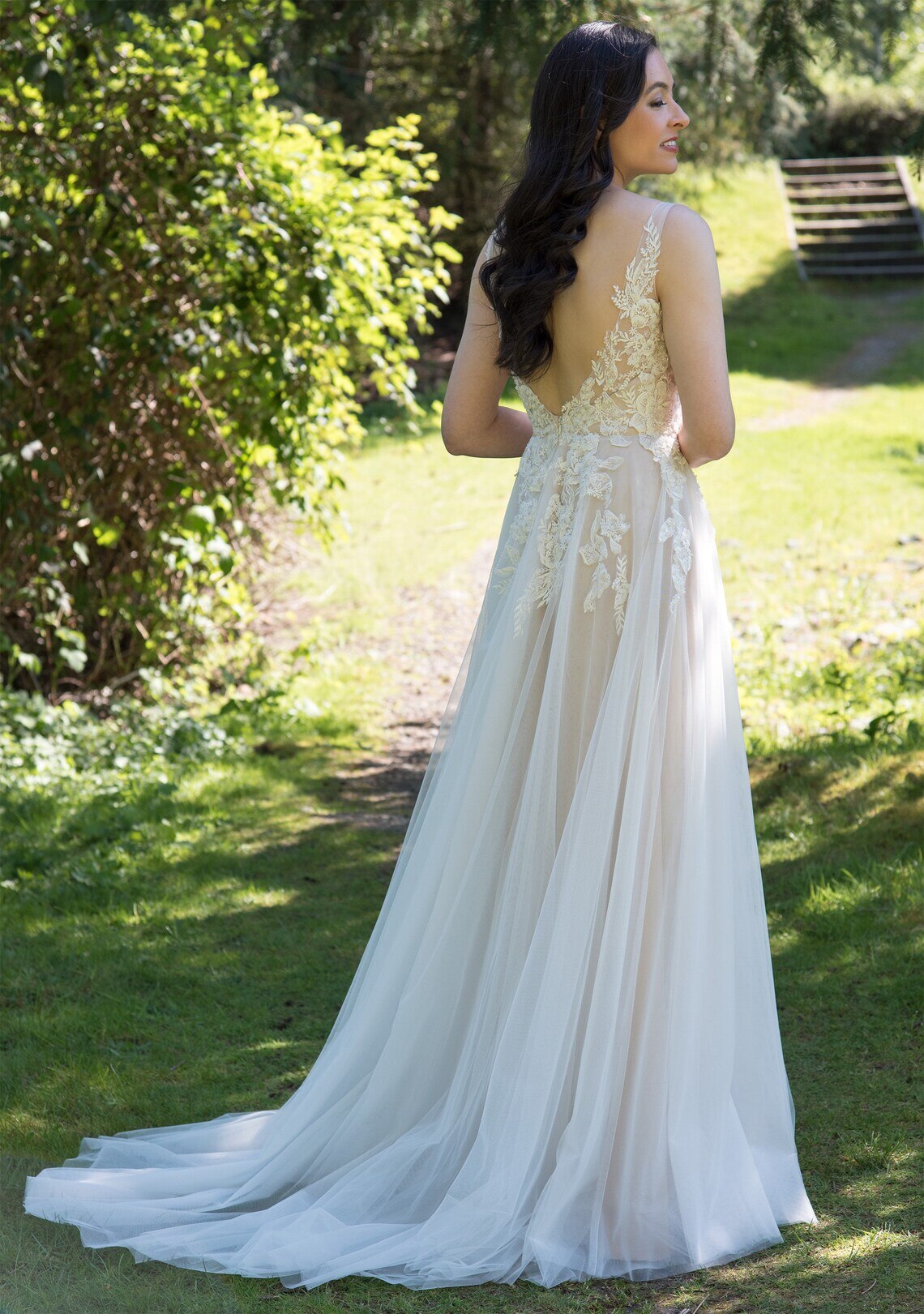 White Bridesmaid Dresses: Lace Applique Wedding Dress V Neck Backless A Line Tulle