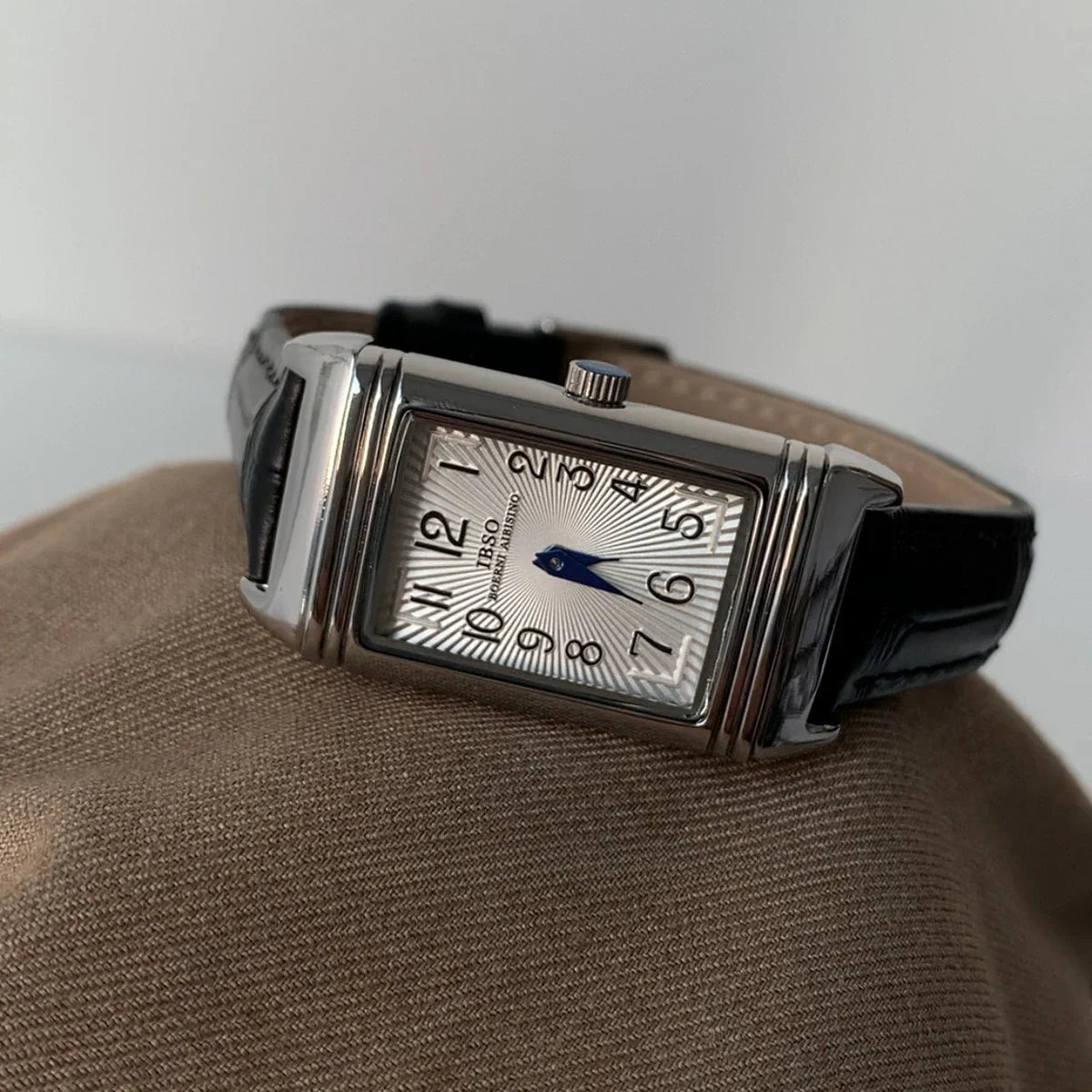 2025 Hot Sale Retro Niche Temperament Slide Design Leather Quartz Square Exquisite and Versatile Digital Watch 21mm