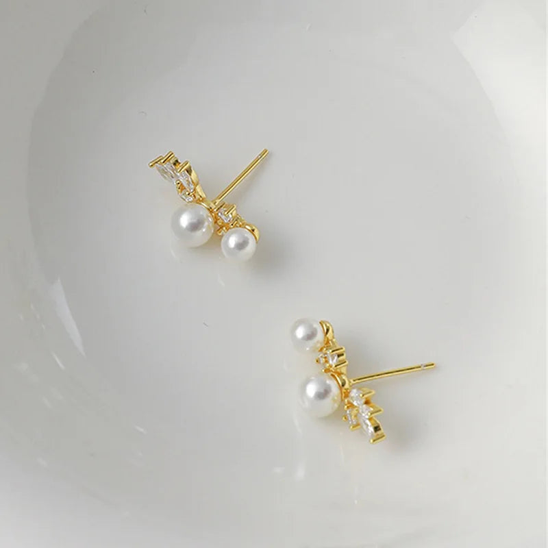 Huitan Graceful Gold Color/Silver Color Stud Earrings Lady Simulated Pearl Jewelry Chic Shiny Zirconia Accessories for Wedding