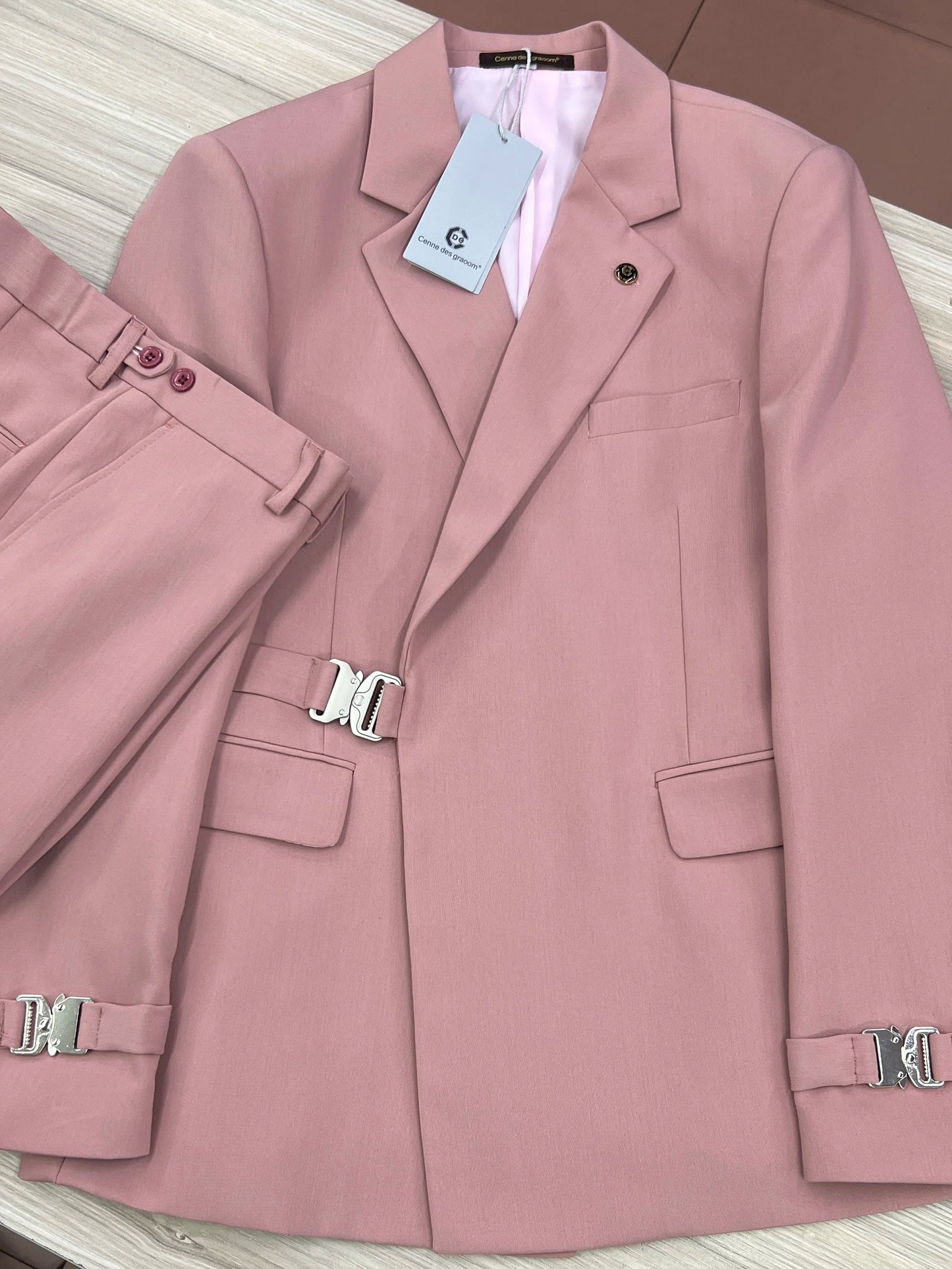 Tuxedo for Mens: Coat Design Dapper Metal Side Release Buckle Pink Men Suits 2 Pieces