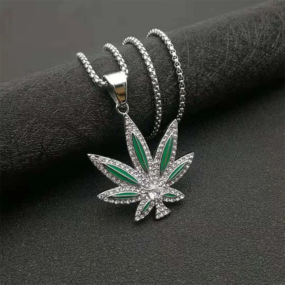 Personalized Punk Hip-hop Jewelry Necklace With Oil Inlaid Diamond Alloy Maple Leaf Pendant And Accessory Material