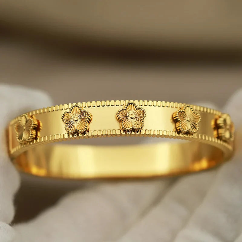 Classic Stainless Steel letter V Bangles for Women Luxury Zirconia Flower Star Bracelets Rust-proof Wrist Jewelry Gift Party