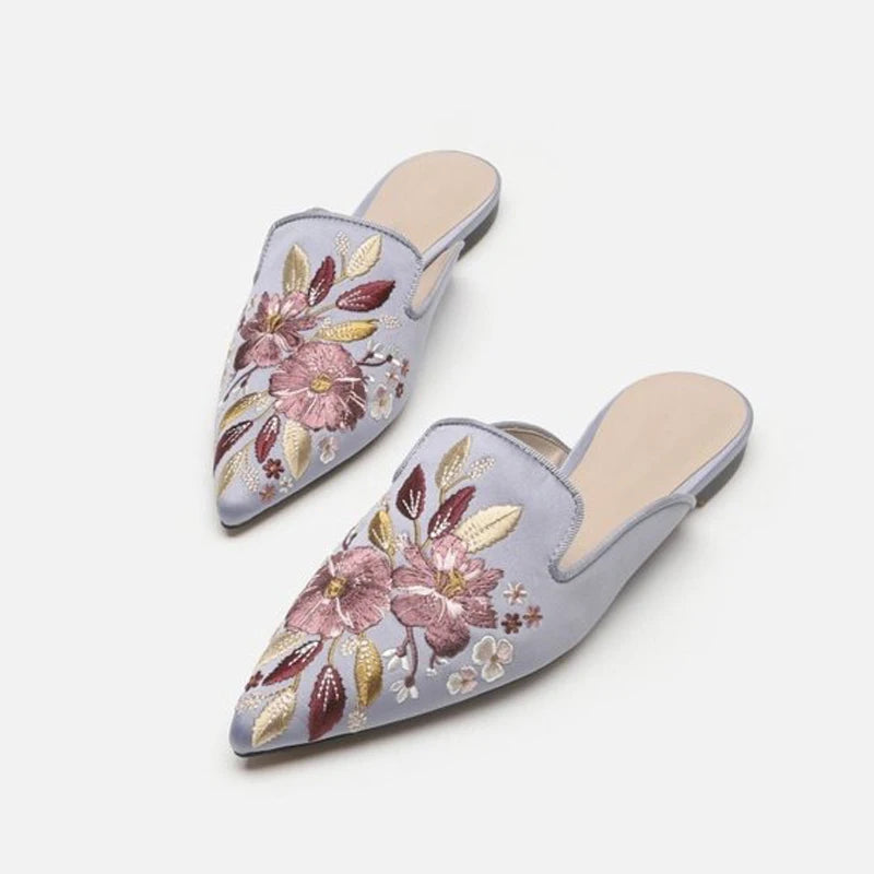 2023 Embroider Floral Shoes Ladies Pointed Toe Slippers Silk Mules Woman Low Heels Slides Flat Sandals Femmes Outside Pantuflas
