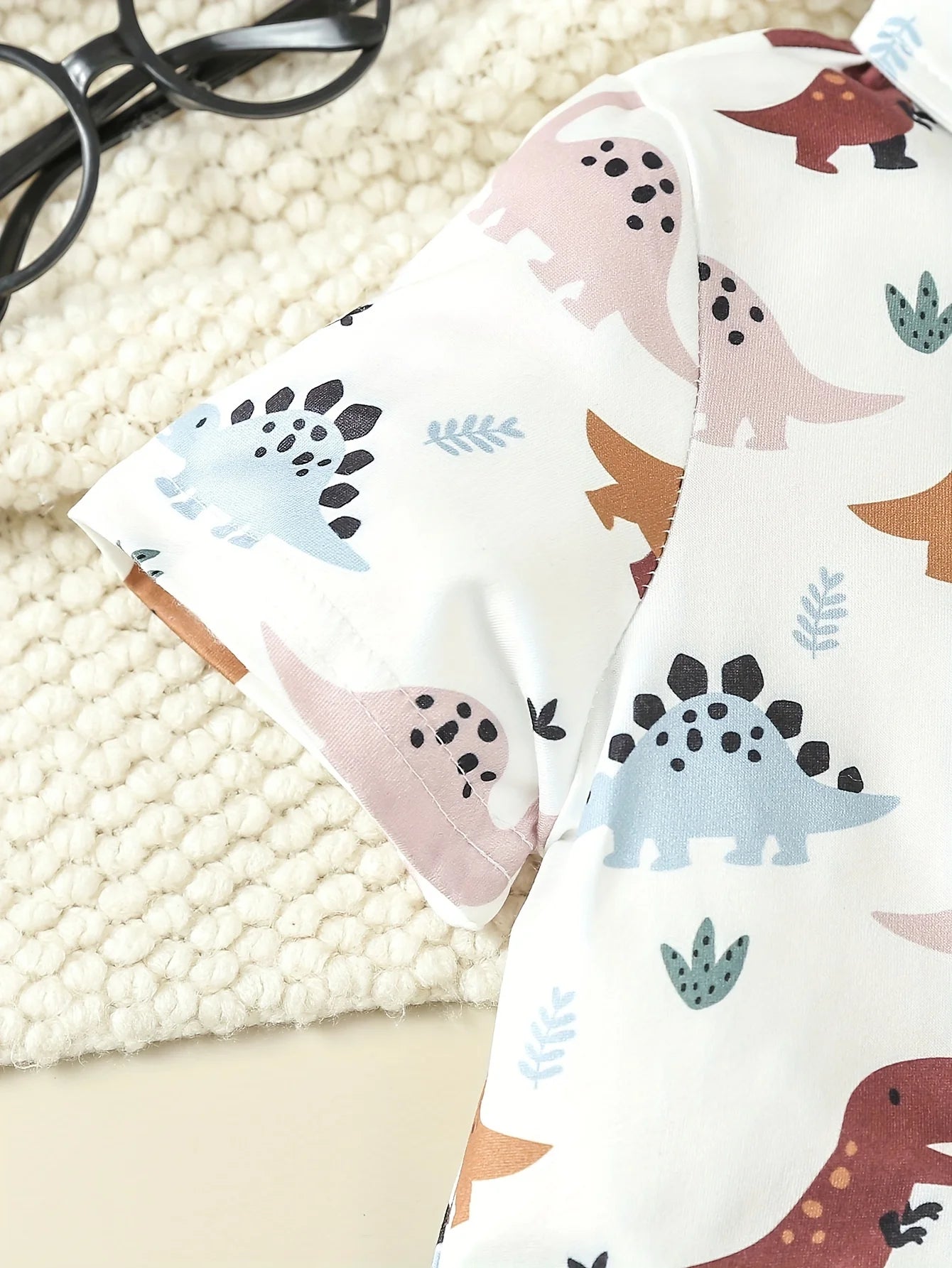 2-piece set of summer gentlemen's clothing for boys, cute dinosaur pattern bow short sleeved shirt+strap shorts, birthday party
