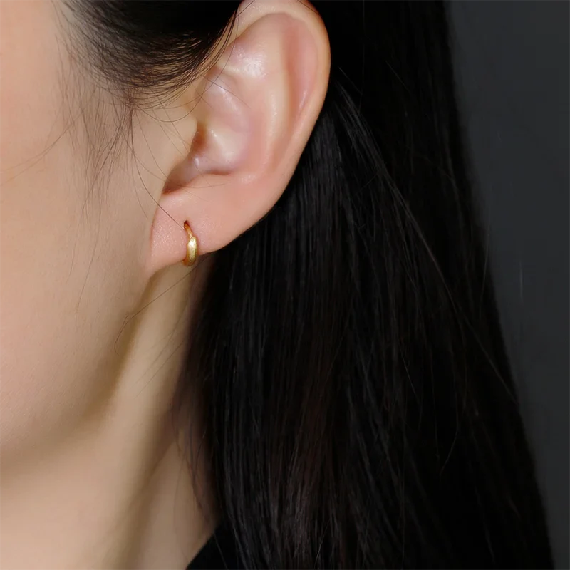WANTME 925 Sterling Silver Minimalist Matte Gothic Unisex Huggies Ear Hoop Earrings for Women Men Piercing Ear Buckle Jewelry