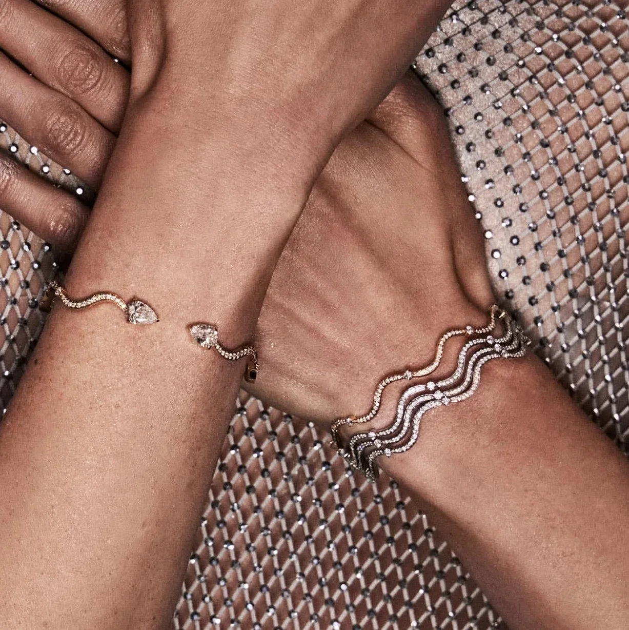 High Quality Fashion Women Jewelry Micro Paved 5A Cubic Zirconia CZ Wave Band Bangle Bracelet