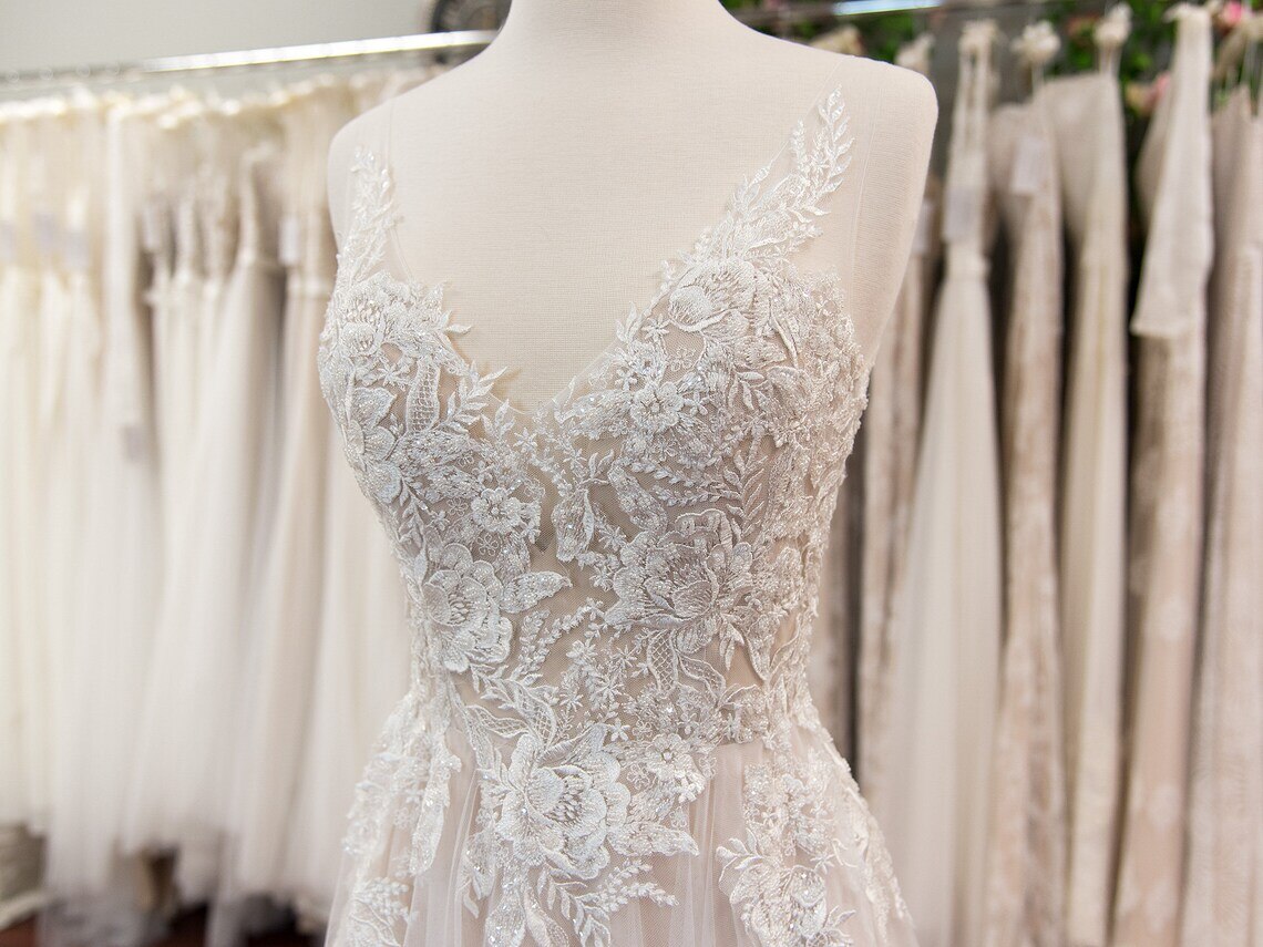White Bridesmaid Dresses: Lace Applique Wedding Dress V Neck Backless A Line Tulle