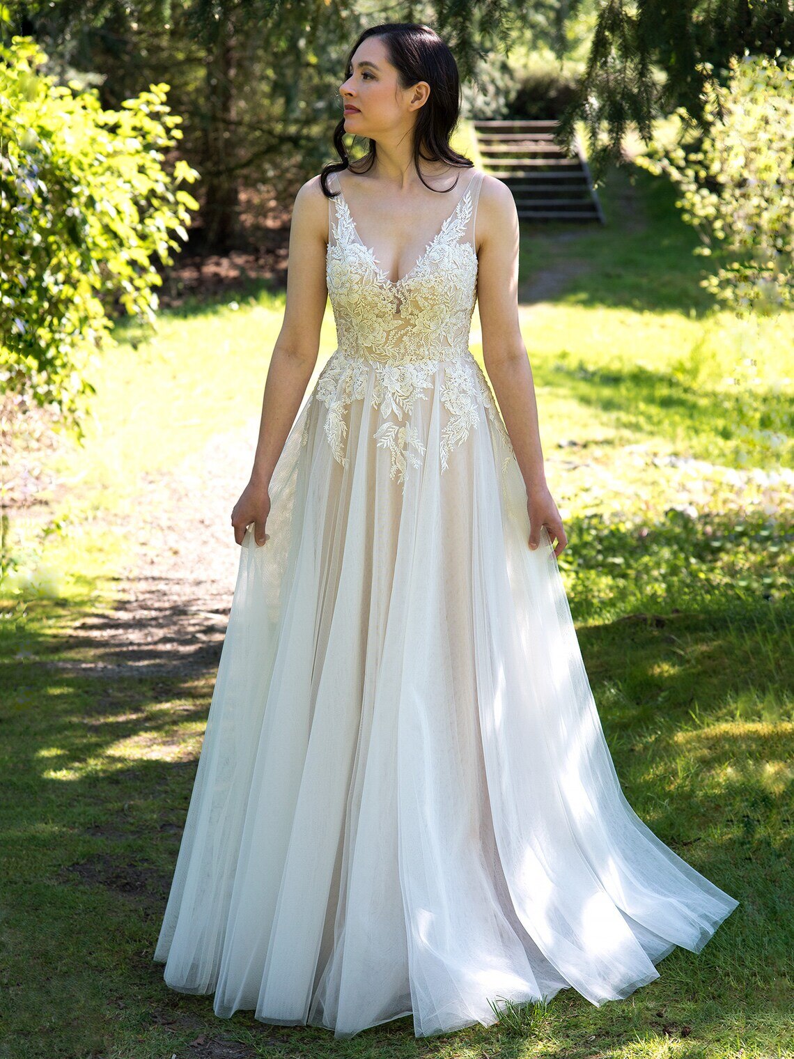 White Bridesmaid Dresses: Lace Applique Wedding Dress V Neck Backless A Line Tulle