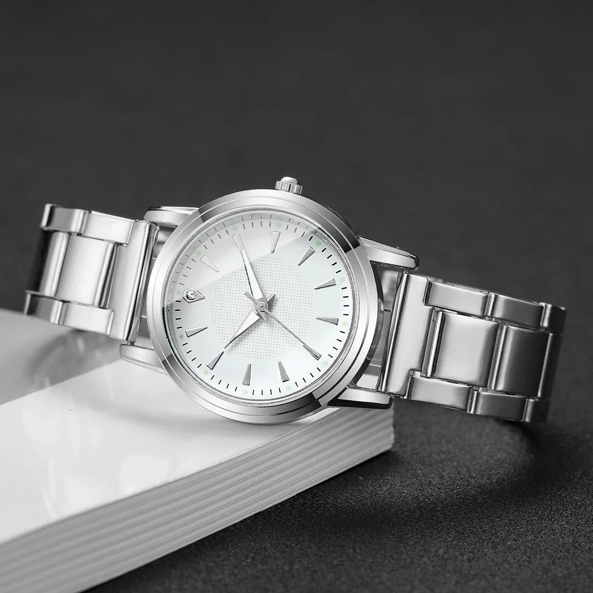 Fashion Women Watches Casual Alloy Band Simple Dial Analog Quartz Wristwatch（Without Box）