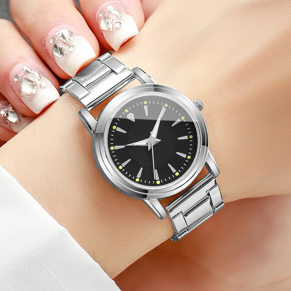 Fashion Women Watches Casual Alloy Band Simple Dial Analog Quartz Wristwatch（Without Box）