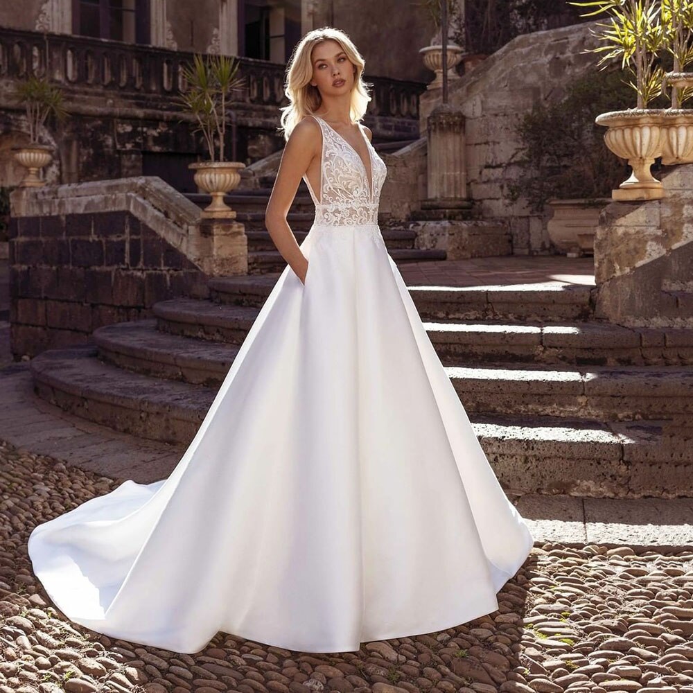 White Bridesmaid Dresses: A Line Wedding Dress Robe De Mariee Deep V Neck Applique