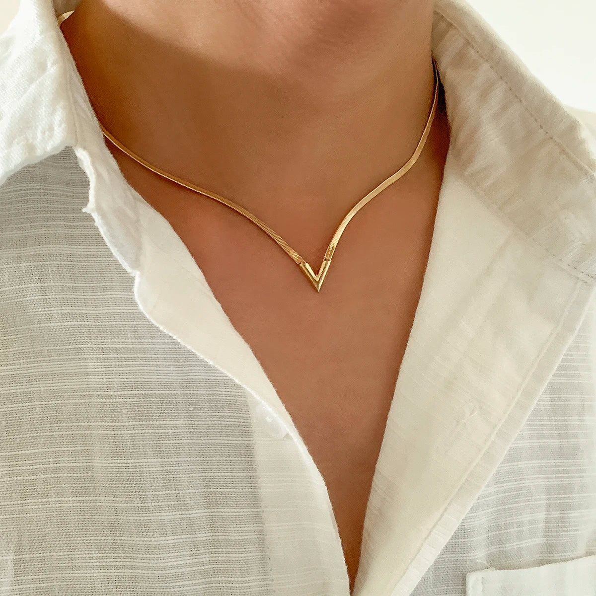 Salircon Fashion Simple Flat Snake Clavicle Chain Necklace Men Creative V Shape Pendant Choker Party Jewelry Accessories Gifts