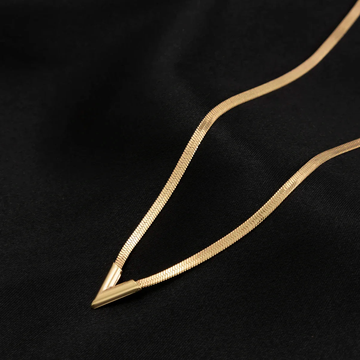 Salircon Fashion Simple Flat Snake Clavicle Chain Necklace Men Creative V Shape Pendant Choker Party Jewelry Accessories Gifts