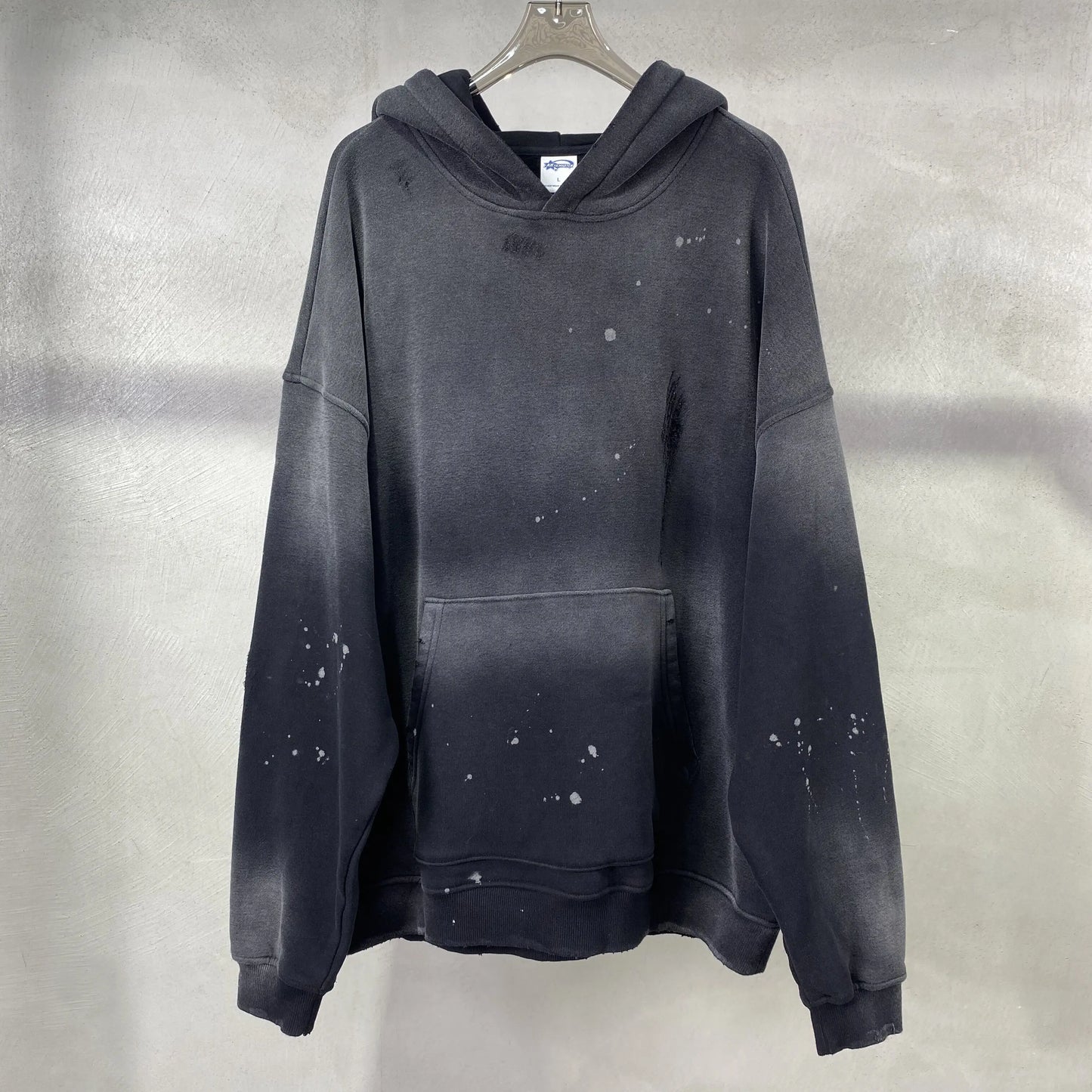 Paint monkey ink and scrape the edge to make an old hoodie