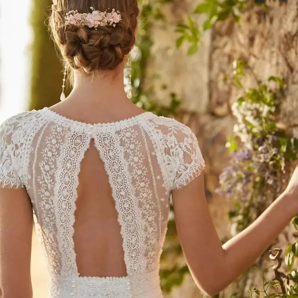 White Bridesmaid Dresses: lvory Lace Satin V-Neck Wedding Dresses With Detachable Train