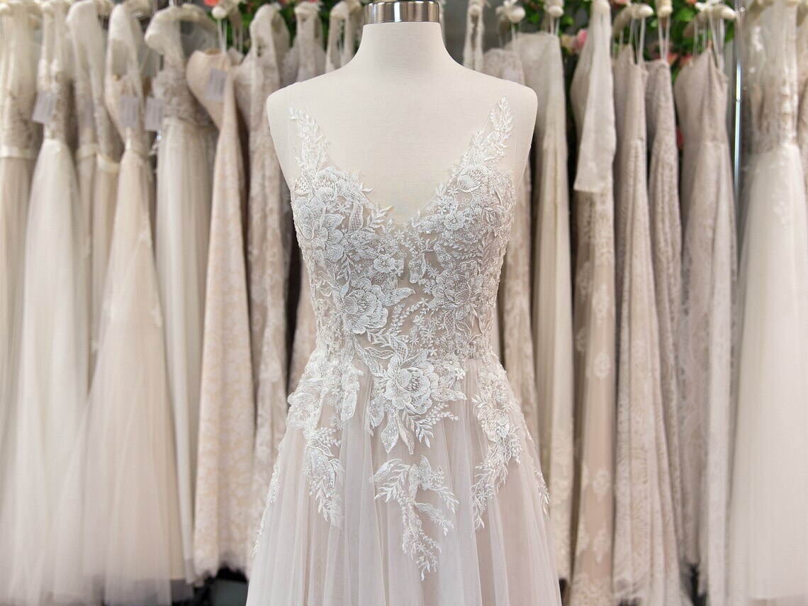 White Bridesmaid Dresses: Lace Applique Wedding Dress V Neck Backless A Line Tulle