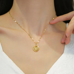 Exquisite French Hollow Shell Pearl Necklace Light Luxury Personality High-end Retro