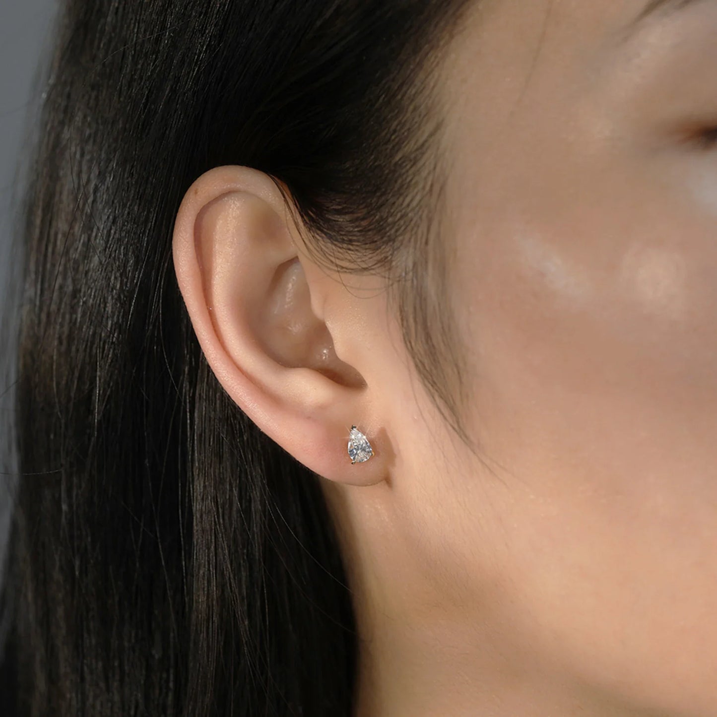 ORSA JEWELS 925 Sterling Silver Stud Earrings with Water Drop Cut Zirconia Stone, Elegant and Timeless Jewelry for Women LZE02