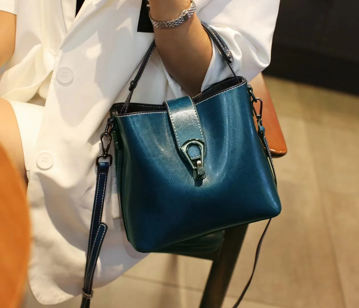 Real Oil Wax Leather Women's Bucket Bag Casual and Simple Handbag Large Capacity