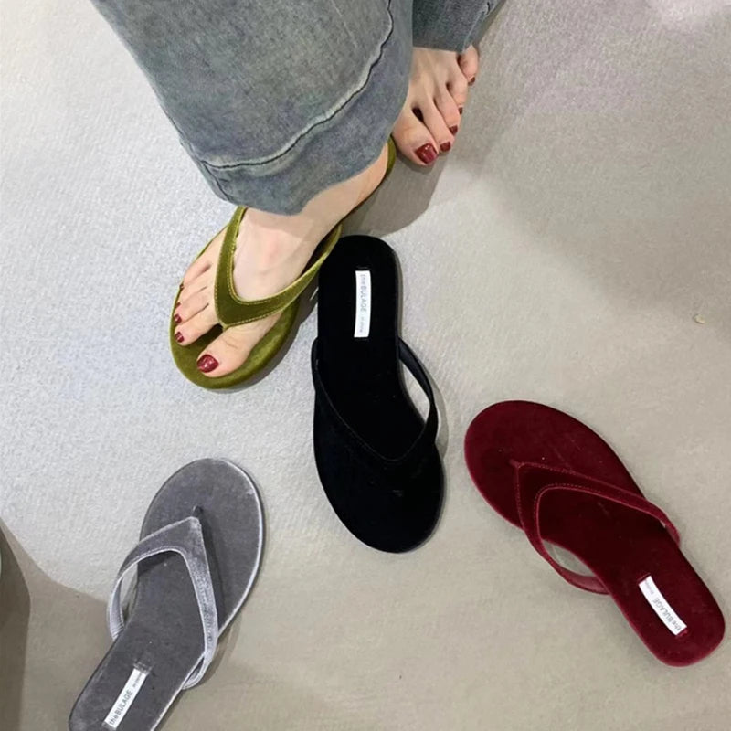 2024 Designer Summer Woman Slippers Fashion Clip Toe Flats Heel Silvery Ladies Outdoor Beach Shoes Flip Flop