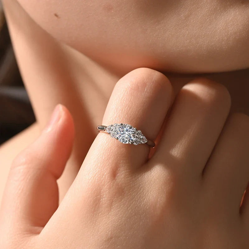 100% S925 Sterling Silver Moissanite Ring 1CT Sparkling Classic Wedding Band Engagement Party Ring Women Female Bridal Jewelry