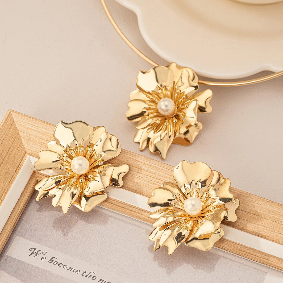 2PCS Fashion Gold-plated Metallic Flower Pendant Choker Necklace for Women Party